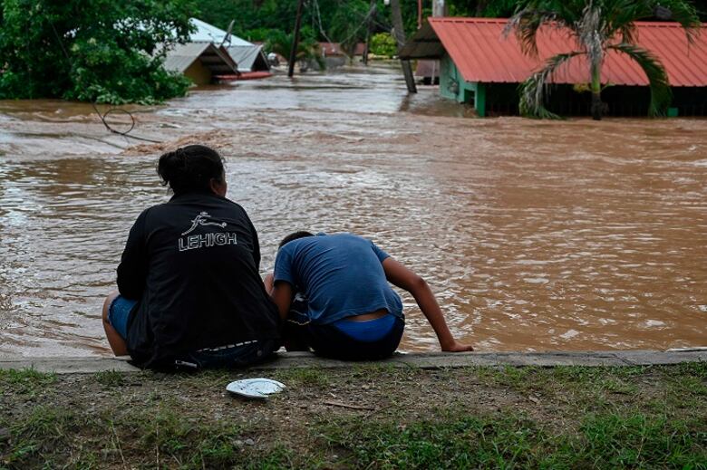 Eta deja decenas de muertos por derrumbes e inundaciones en América Central