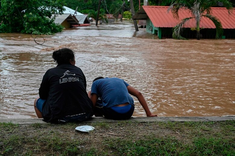 Eta deja decenas de muertos por derrumbes e inundaciones en América Central