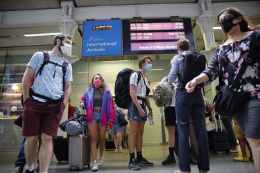 Países europeos multiplican medidas para contener rebrote de la Covid-19