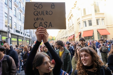 Miles vuelven a salir a la calle en Portugal para protestar por la crisis de vivienda