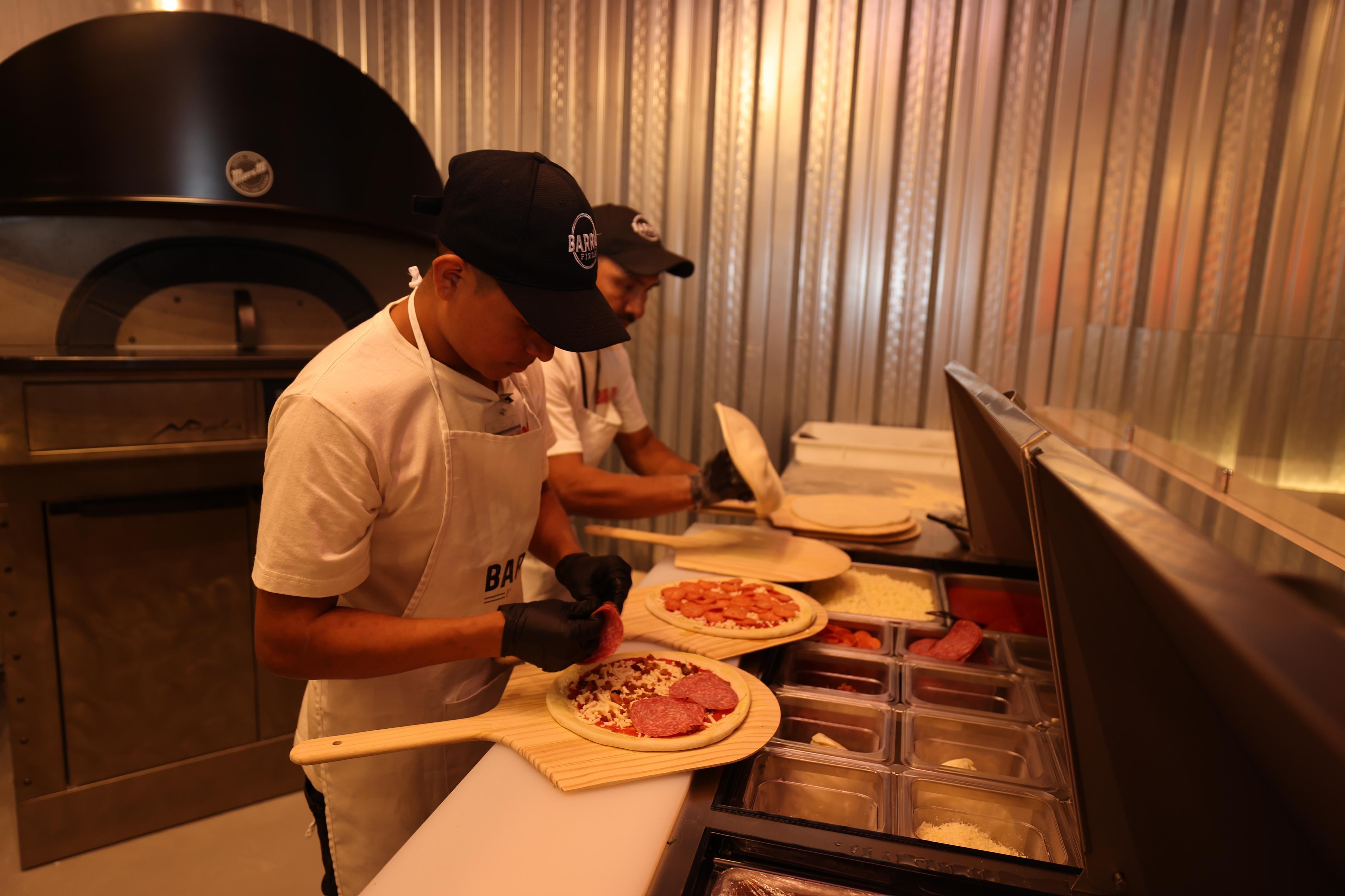 La preparación de cada pizza combina una masa de estilo napolitano con ingredientes seleccionados y sabores creados para el gusto panameño. Cortesía