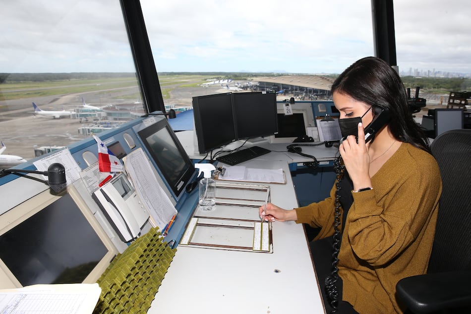 Panamá busca controladores aéreos