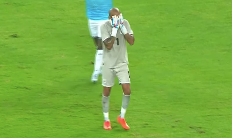 Alarmas encendidas por lesiones de Luis Mejía y Eric Davis en Durban