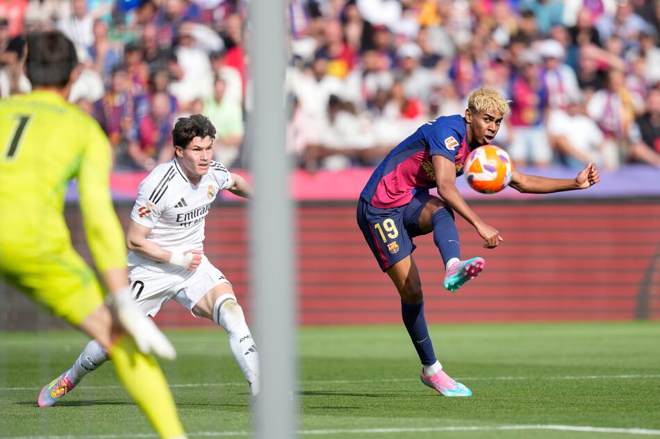 El Barcelona remonta al Real Madrid y deja prácticamente sentenciada LaLiga