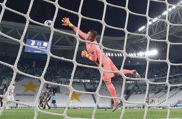 Zarpazo, Lyon y Manchester ganan