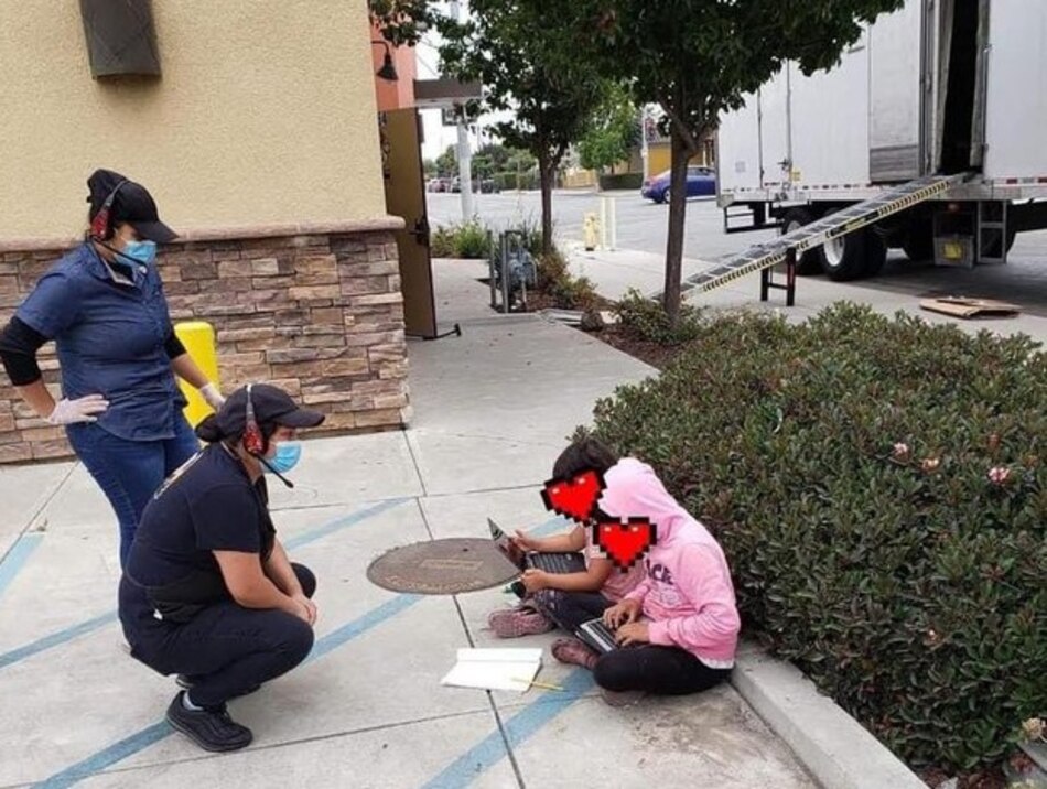 Brecha digital: niñas usan internet de un Taco Bell en California para ‘ir a la escuela’
