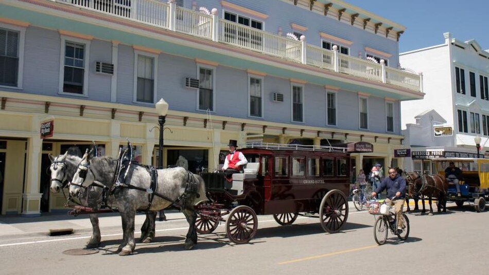 Mackinac, la isla estadounidense donde los autos están prohibidos desde hace más de un siglo y ‘el caballo es el rey’