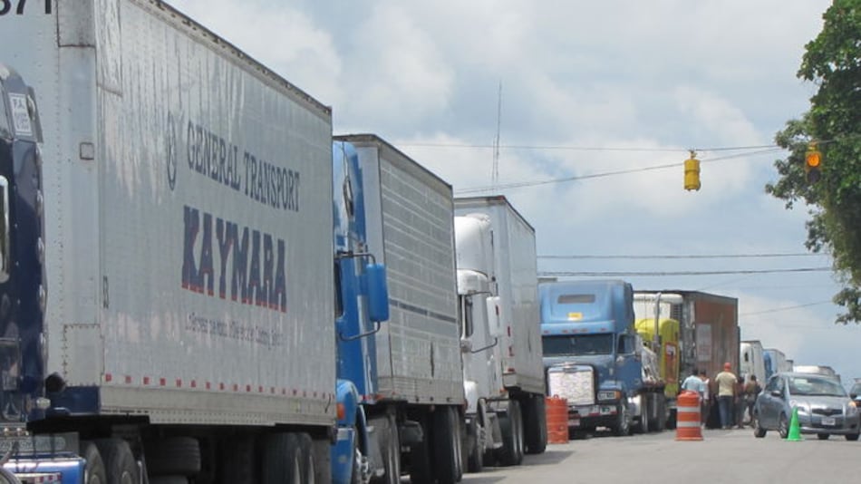 Caótica situación en sistema aduanero regional estanca carga en la frontera
