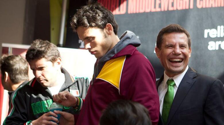 Quién es Julio César Chávez Jr., el polémico boxeador mexicano ‘hijo de una leyenda’ a quien acusan de estancia ilegal en Estados Unidos y presuntos vínculos con el narco