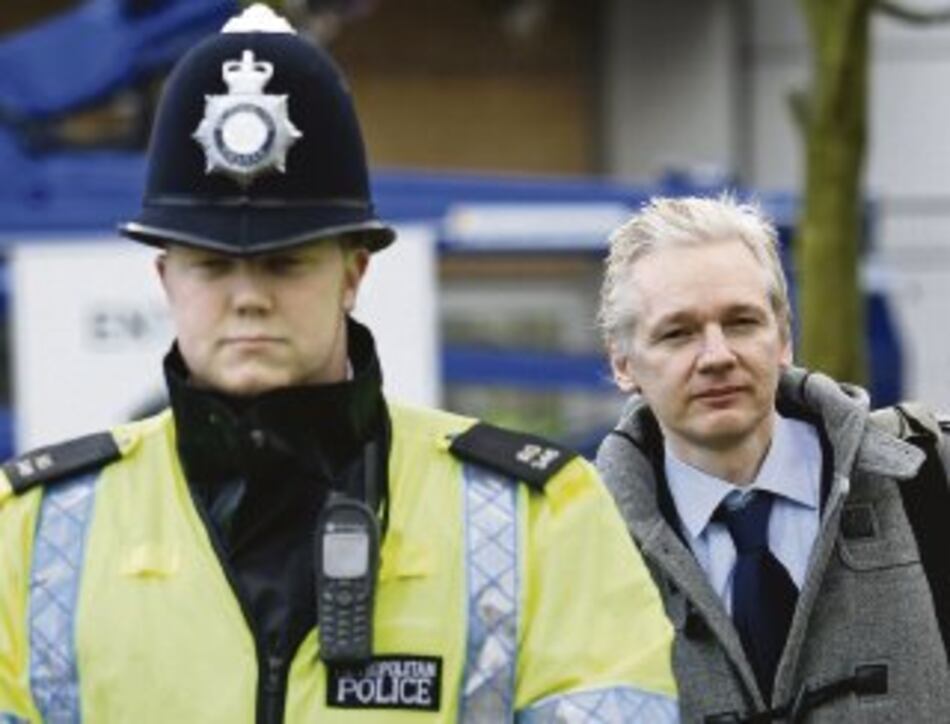 Entregan premio a Julian Assange