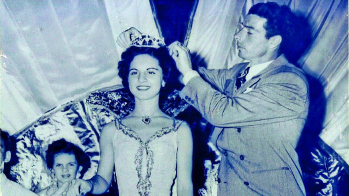 Joe DiMaggio, el jardinero central y Grandes Ligas de los Yankees de Nueva York, fue el invitado especial para coronar a la soberana Silvia Selles en 1946. Cortesía familia Amador Sell
