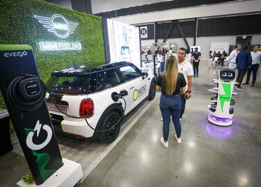 Financiamiento para autos eléctricos y paneles solares gana terreno en la banca