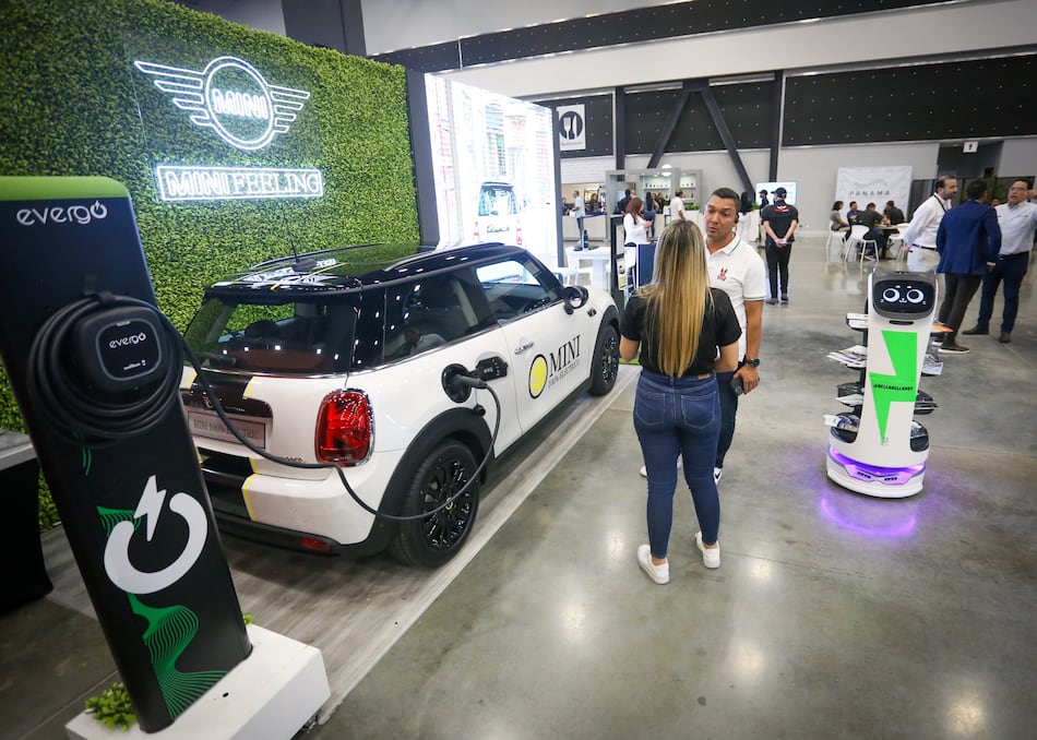 Financiamiento para autos eléctricos y paneles solares gana terreno en la banca