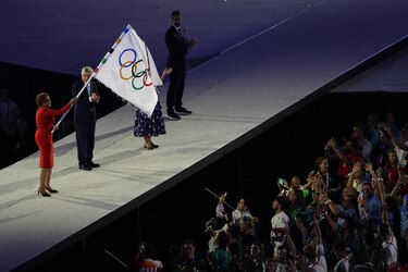 Los Ángeles 2028 recibe de París la bandera olímpica