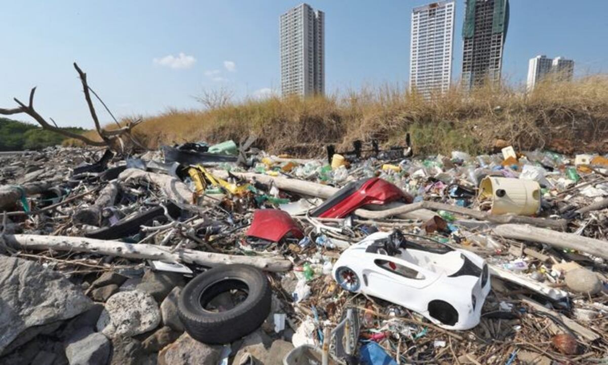 Toneladas de basura llegan a diario a la bahía de Panamá