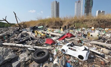 Toneladas de basura llegan a diario a la bahía de Panamá