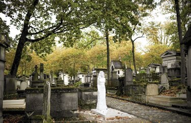 Las asombrosas historias de tumbas y epitafios en París