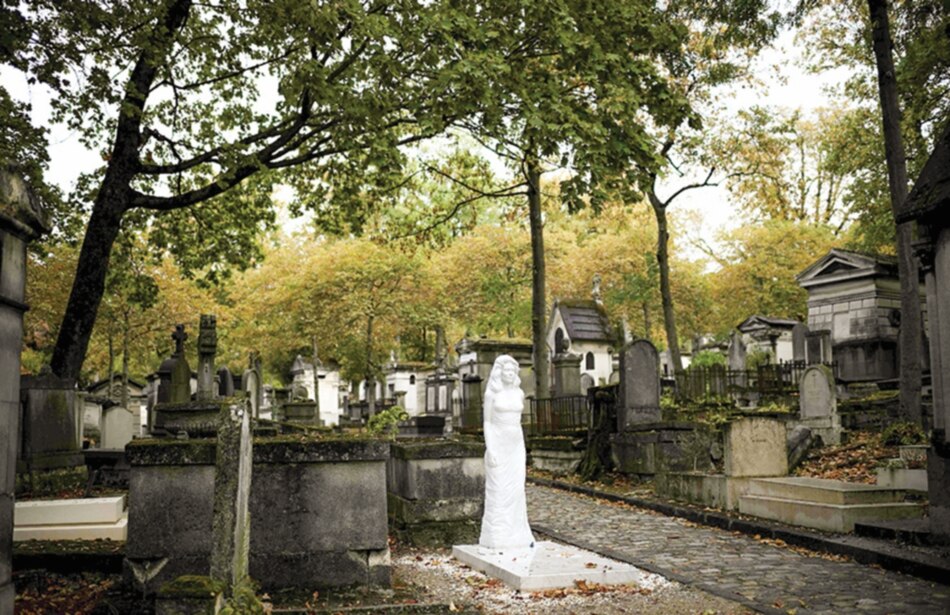 Las asombrosas historias de tumbas y epitafios en París