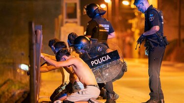 4 claves sobre lo que está pasando en la ciudad española en la que grupos de ultraderecha persiguieron a migrantes 