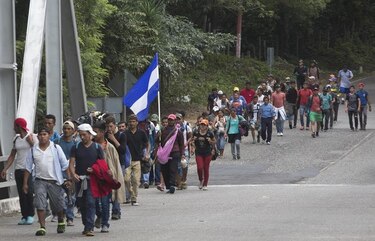 Trump advierte a Honduras que frene caravana de migrantes hacia Estados Unidos