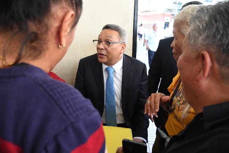 En su primer día como director de la CSS, Dino Mon recorre policlínicas; asegurados exigieron mayor abastecimiento de medicamentos