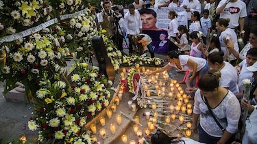 Restos de cantante Juan Gabriel son llevados al aeropuerto rumbo a México