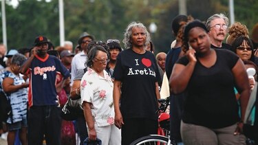 Fanes dan último adiós a Aretha Franklin en velorio