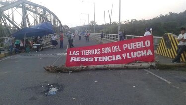 Precaristas mantienen cierre en puente sobre el río Changuinola