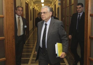 Explota bomba dentro del carro del ex primer ministro de Grecia Lucas Papademos