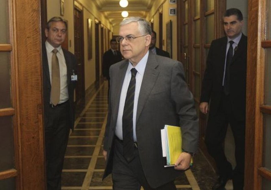 Explota bomba dentro del carro del ex primer ministro de Grecia Lucas Papademos