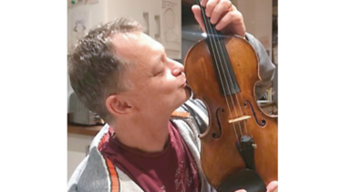 Recuperan un violín de 310 años que había sido olvidado en un tren