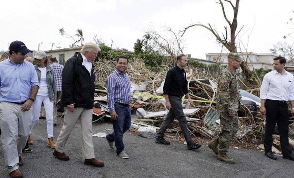 En Puerto Rico, Trump minimiza impacto del huracán María frente al Katrina