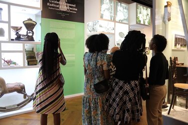 Recrean los momentos de ocio de las mujeres afroantillanas dentro de la zona canalera