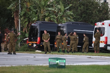 Netanyahu celebra la liberación de los primeros rehenes y promete traer a todos