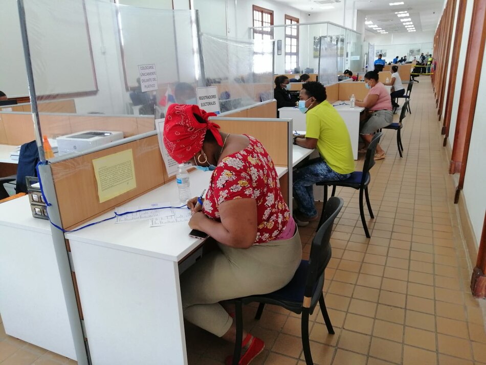 Renuncias masivas: más de 113,000 panameños abandonan partidos políticos en el último año