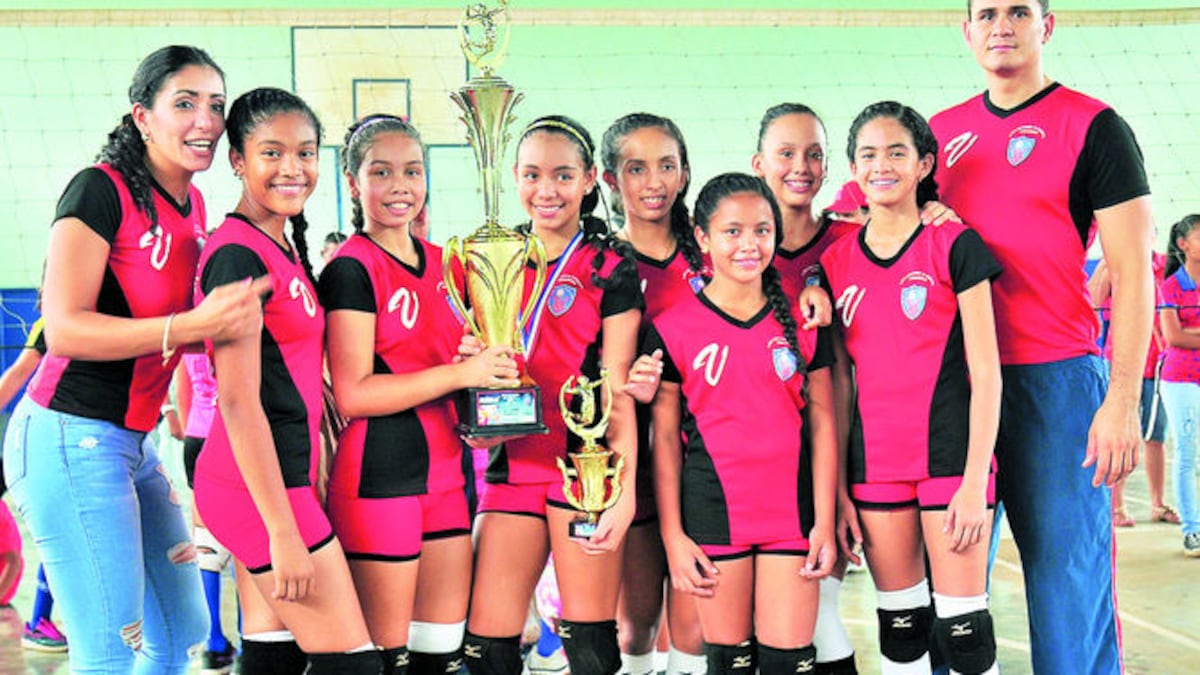 El equipo femenino de Veraguas posa con el trofeo de campeón.