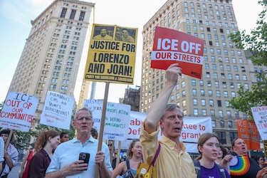 Protestan en Nueva York por ‘Lorenzo, Joan y todas las víctimas del ICE’