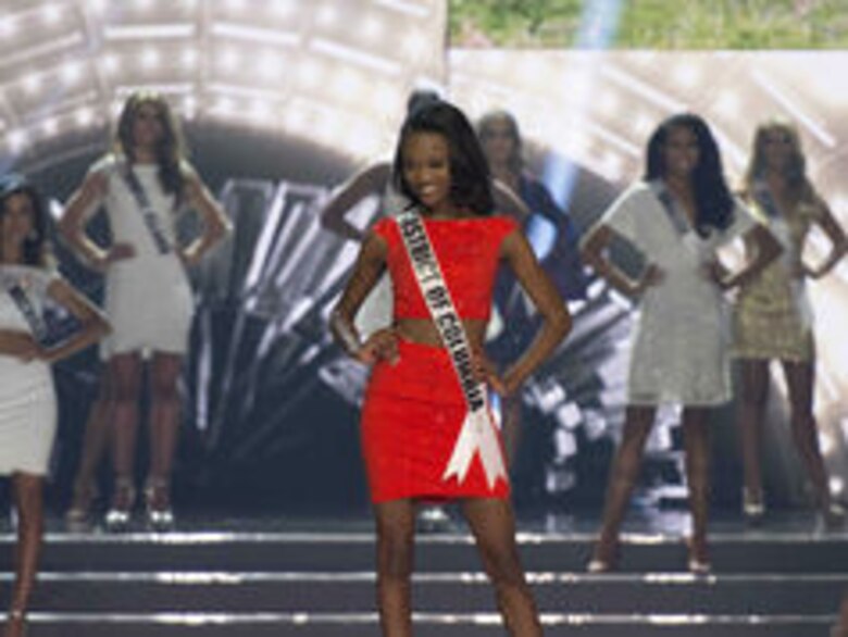 Una oficial del ejército, coronada Miss Estados Unidos