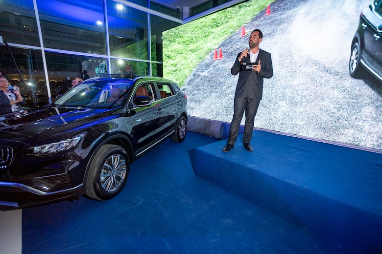 Geely inaugura su primer showroom en Panamá y lanza su nuevo SUV Azkarra, con tecnología híbrida ligera demostrando por qué menos, es más