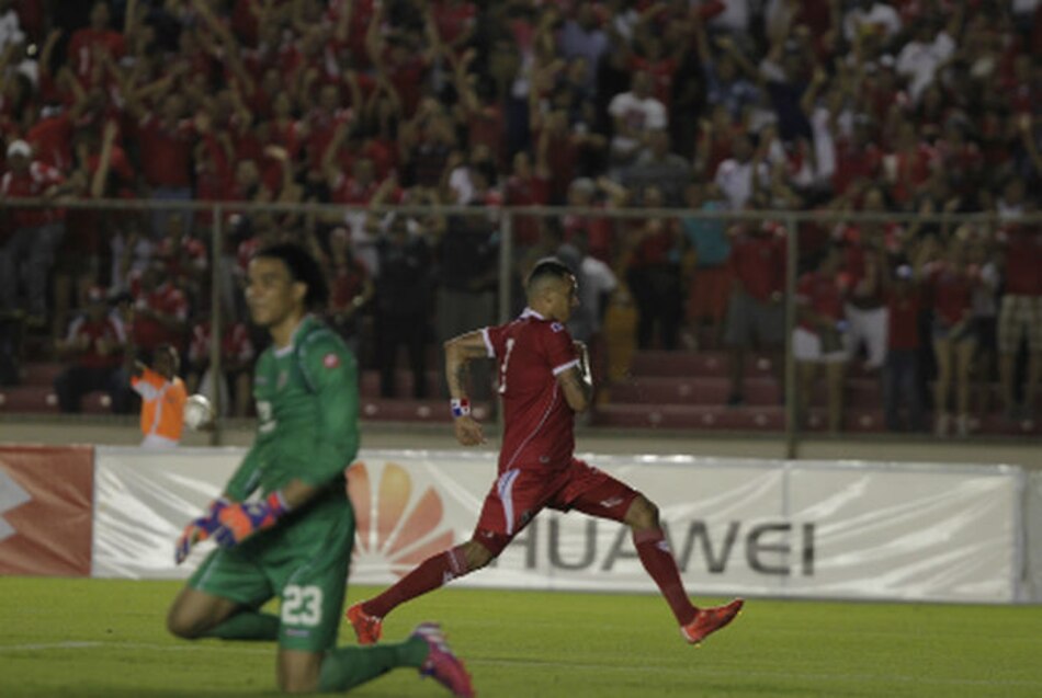 Panamá vence 2-1 a Costa Rica