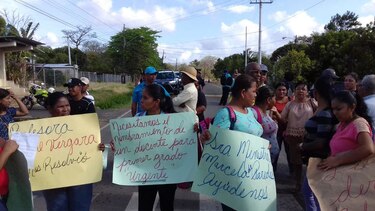 Padres de familia en La Pintada exigen nombramiento de docentes