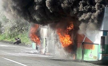 Se incendia bus en la autopista Panamá-Colón