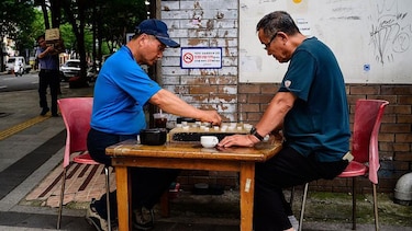 Las tiendas de Seúl que luchan contra el aislamiento: ‘un escape de la soledad’