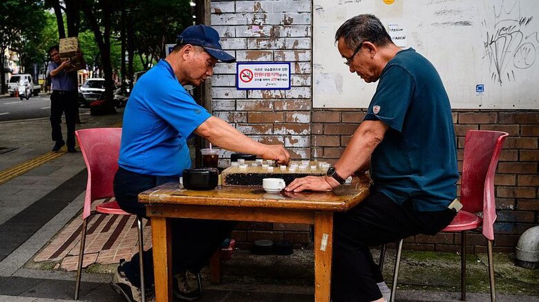 Las tiendas de Seúl que luchan contra el aislamiento: ‘un escape de la soledad’