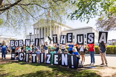 Fiscales de Estados Unidos confían en que la Corte Suprema validará la ciudadanía por nacimiento