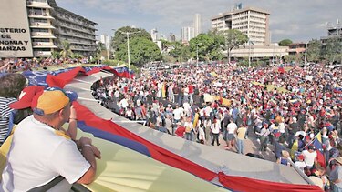 Guaidó desafía a Maduro; dice que hay tres sitios de acopio para recibir la ayuda