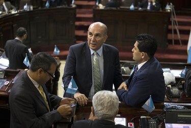 Población facilita ingreso de diputados a sede del Congreso