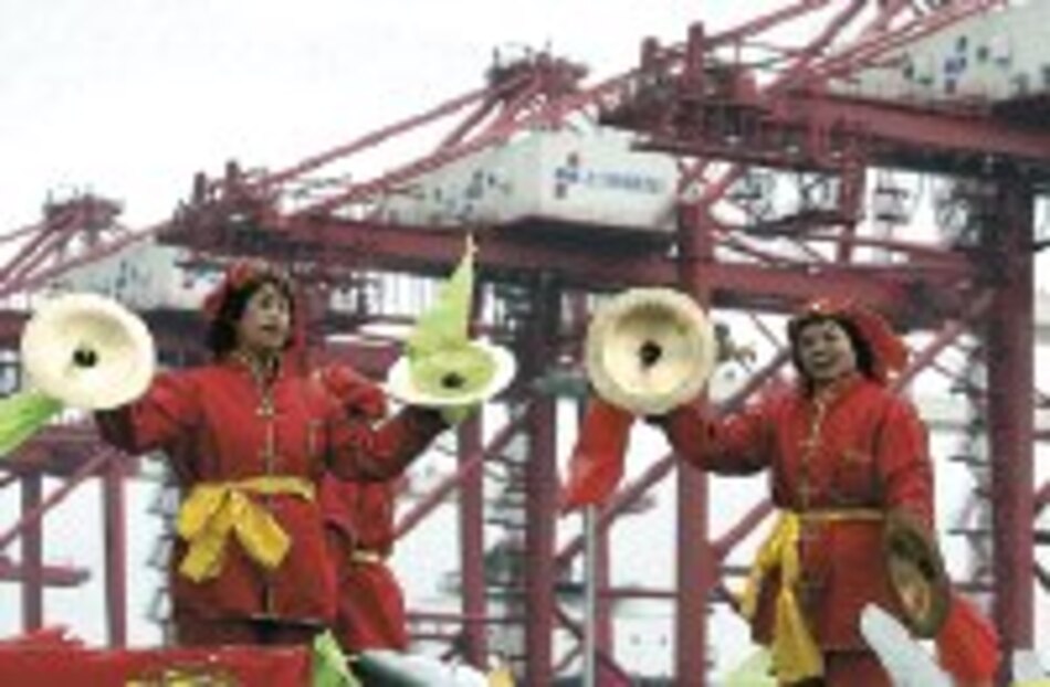 China inaugura puerto de aguas profundas