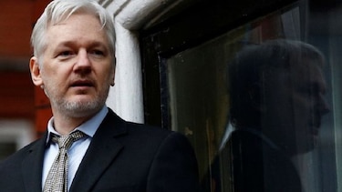 Assange no afronta pedido de extradición, según canciller de Ecuador