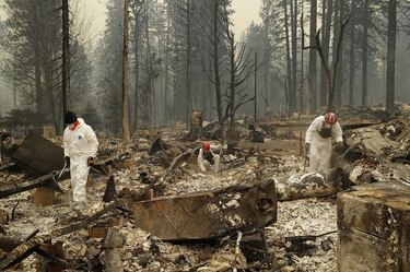 Agilizan búsqueda de restos tras incendio en California
